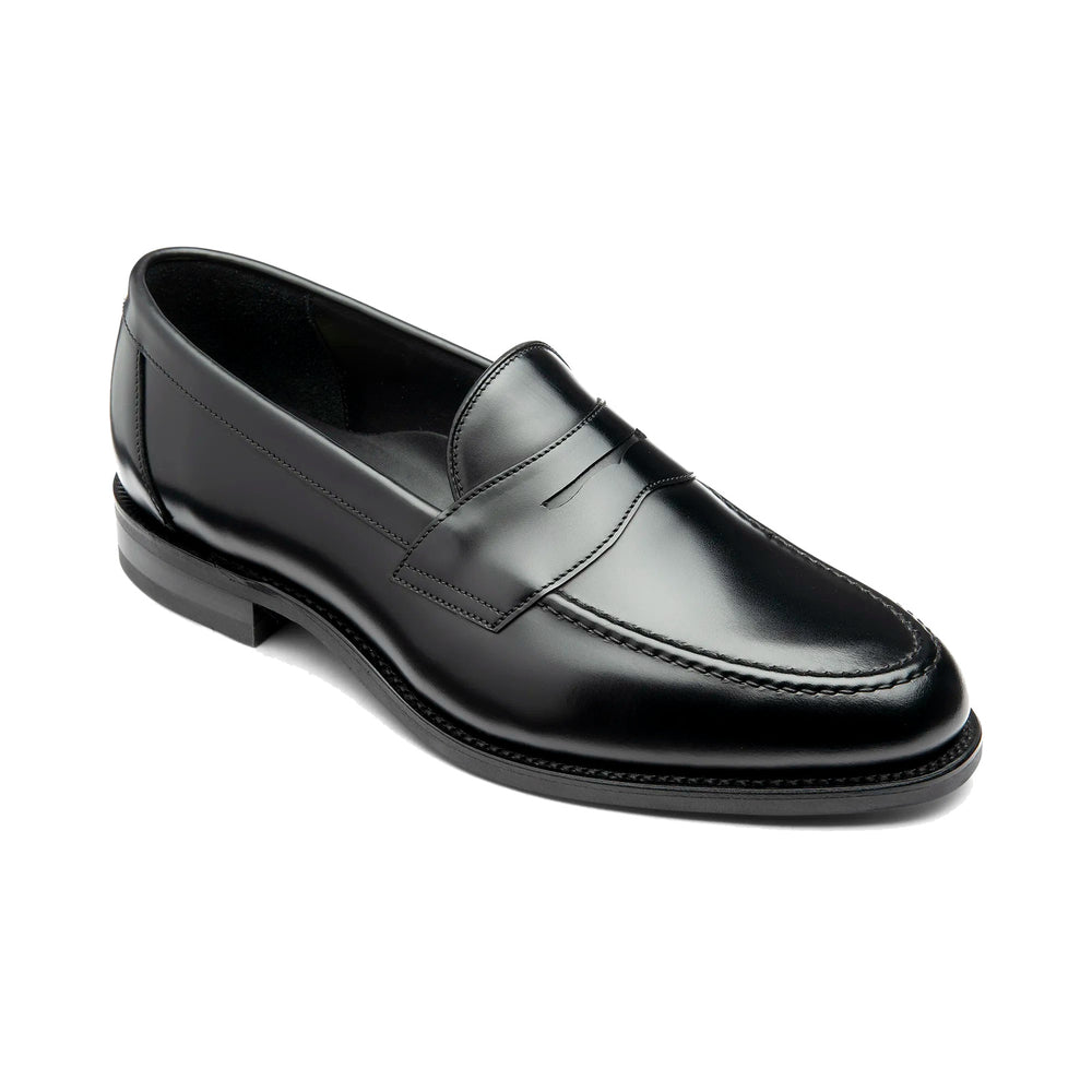 Loake Imperial sort poleret læder loafer set skråt forfra