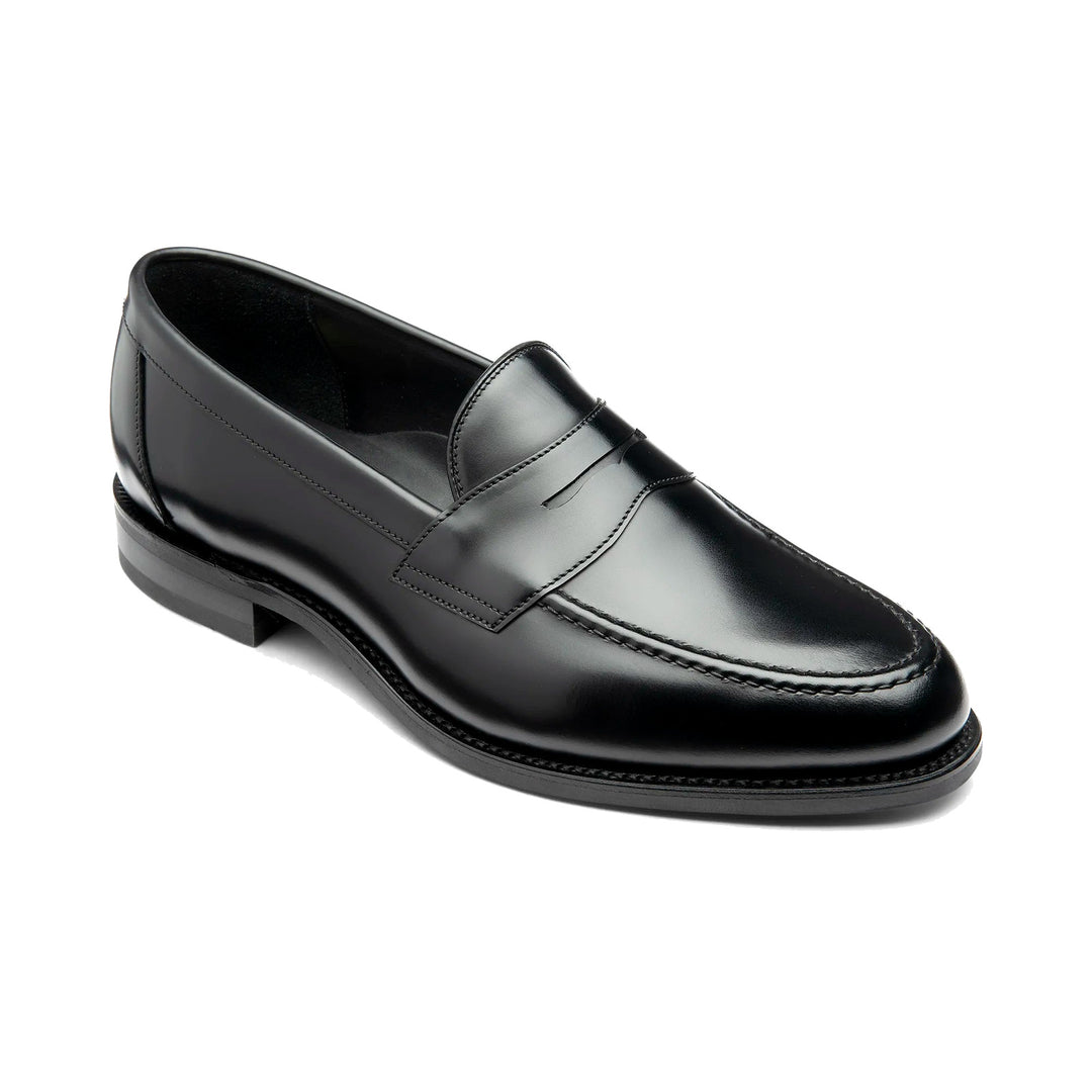 Loake Imperial sort poleret læder loafer set skråt forfra