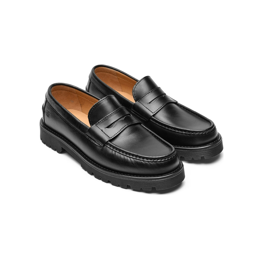 Playboy Kansas sorte læder loafers som par set skråt forfra