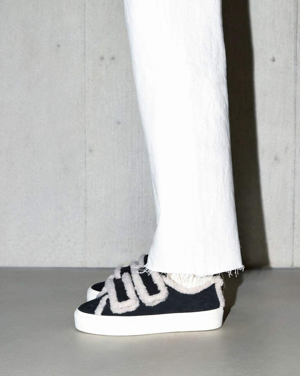 INUIKII Shearling Low Velcro Sort Sneaker