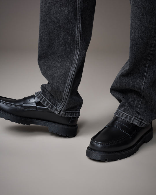 Playboy Kansas sort læder loafer til mænd båret med mørke jeans