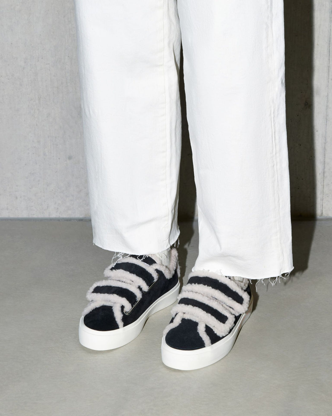 INUIKII Shearling Low Velcro Sort Sneaker