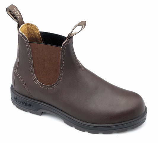 Støvlen er designet med premium vandafvisende læder og pull tabs, der gør det nemmere at tage støvlerne på.