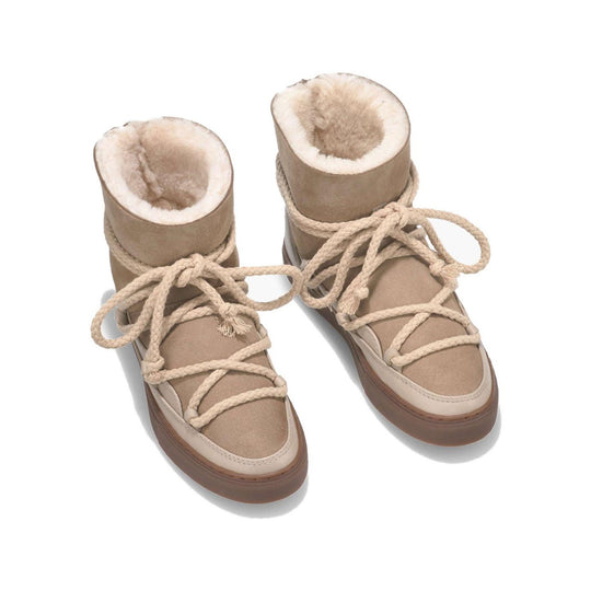 INUIKII Classic Boot Beige - parret i 3/4 vinkel