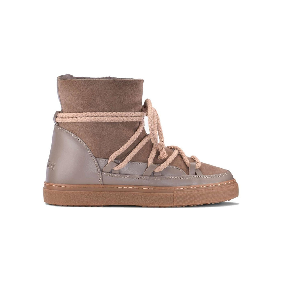 INUIKII Classic Boot Taupe - støvlen set fra siden