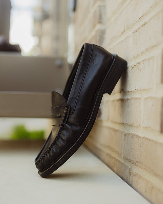 Playboy Hugo penny loafer i sort læder, båret af model
