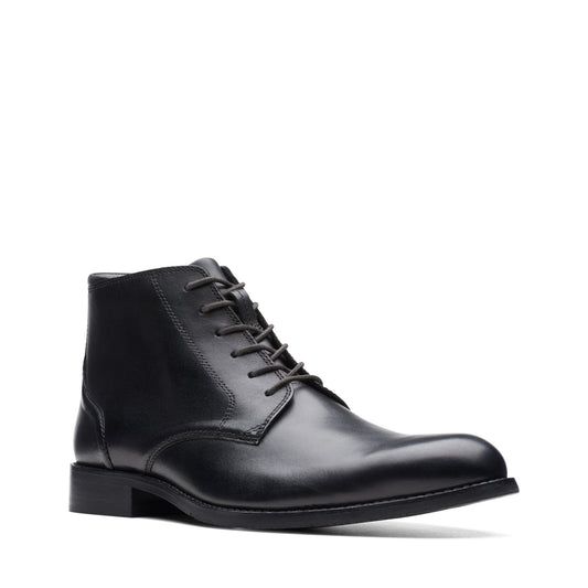 A natural match to smart tailoring, Oxford boot CraftArlo Hi keeps things classic with its black leather construction and sleek, streamlined silhouette. 